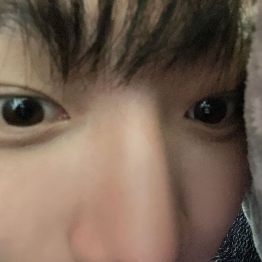 2rtsmm2's tweet photo. 형 뭐 해요
어? 턔산이다 너 왜 안 와?
과제가 좀 많아서요 지금 집인가?
엉... 방금 밥 챙겨서 먹었어
오늘 안 나갔어요?
웅 니가 얌전히 있으라면서 오늘
ㅋㅋ 무슨 일이지 기특하네
근데 너 얼굴이 안 보이는데 오늘은?
아 이거 그냥 통화라 제 목소리만 들려요 https://t.co/4Usyni3rWX