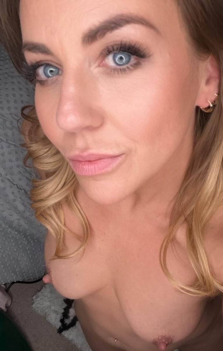 Milf_jully tweet media