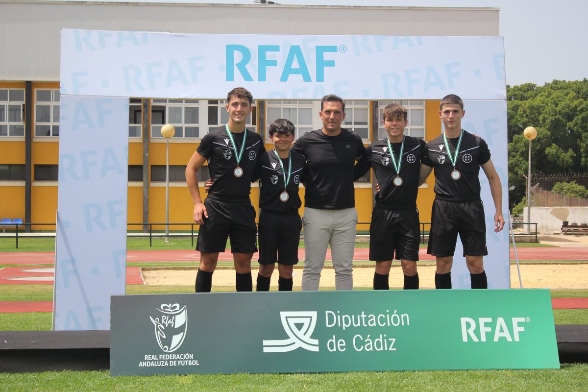 RFAF's tweet photo. 🏆𝗖𝗮𝗺𝗽𝗲𝗼𝗻𝗮𝘁𝗼 𝗱𝗲 𝗔𝗻𝗱𝗮𝗹𝘂𝗰í𝗮 𝗕𝗲𝗻𝗷𝗮𝗺í𝗻 

Entrega de trofeos 🎖

🥉 @RFAFAlmeria 3° puesto
🏅 @RFAFMalaga 4° puesto 

💟#FútbolRFAF #AndaluzBenjamín https://t.co/3qRgINmvtA
