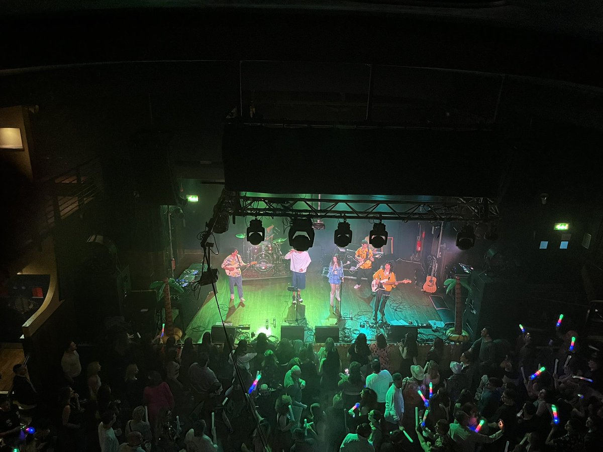 Music beats the rain  ☔️ 🎶🎸🎤<a href="/Carone_Official/">Pierdavide Carone</a> #spaghettidisco #scalalondon #veryitalianpeople #summervibes #summerparty