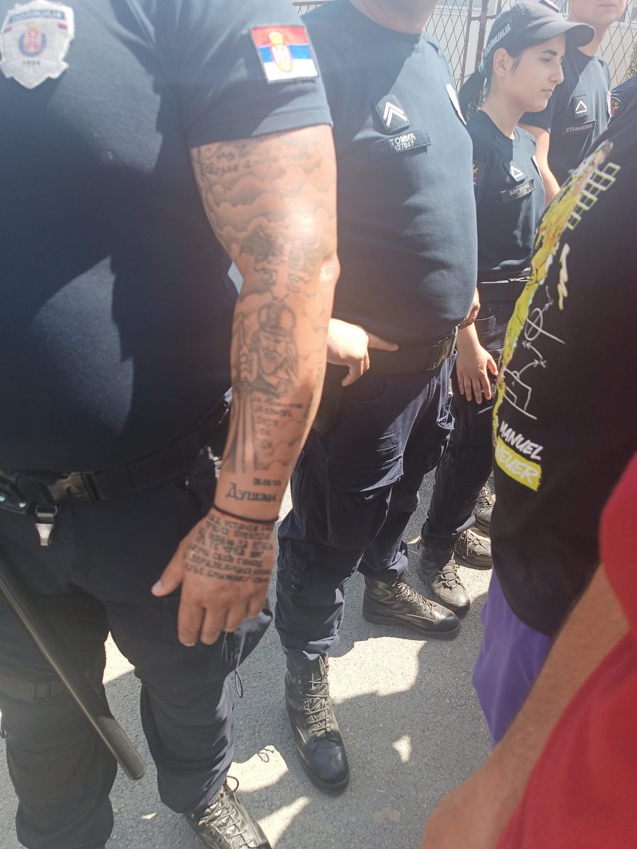 ZeljkoBosk10720's tweet image. Tesne im uniforme koje su juče dobili od Dačića 😂😂😂