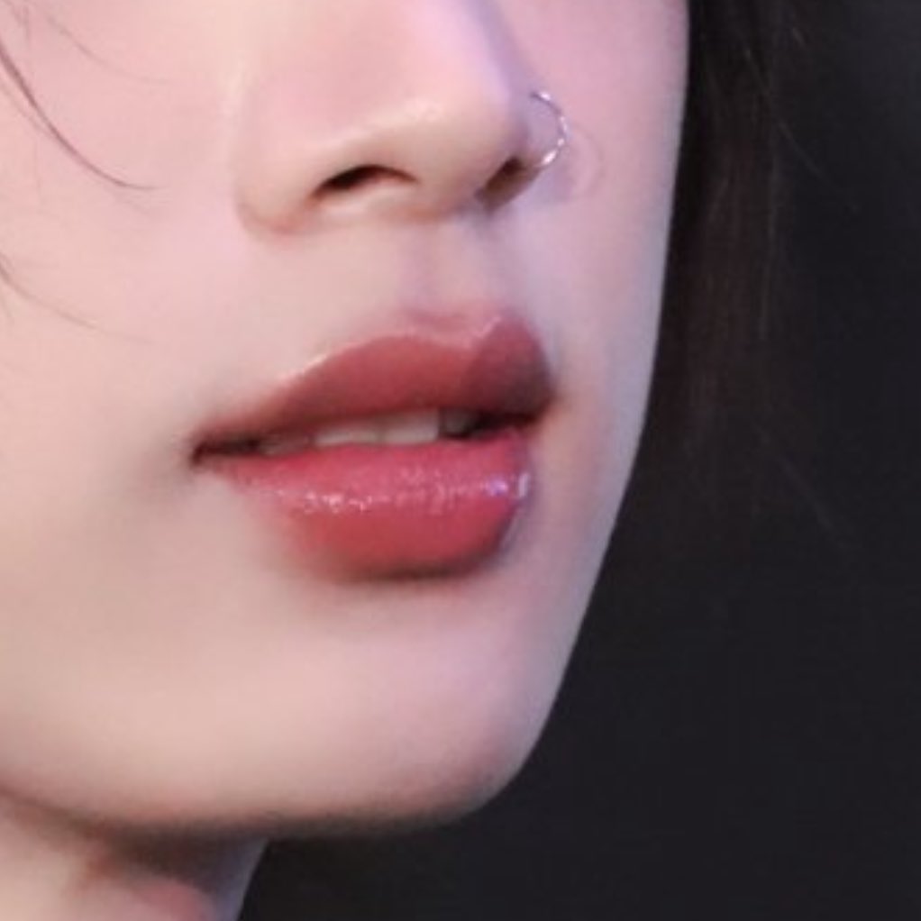 Bes_pxn's tweet photo. ปากน้องเน็กซ์วันนี้สวยแบบ สวยมาก ฉ่ำมาก
สีกำลังดี ทาเกินโตวอินนิดๆ สวยรับกับหน้า
สวยจนเพ้อ ฮือ จั๊นต้องบ้าไปแล้วแน่ๆ🫠🥹🫦
#NEXnattakit #Studio7xBUS #BUSbecauseofyouishine https://t.co/iNv5dyxg2B