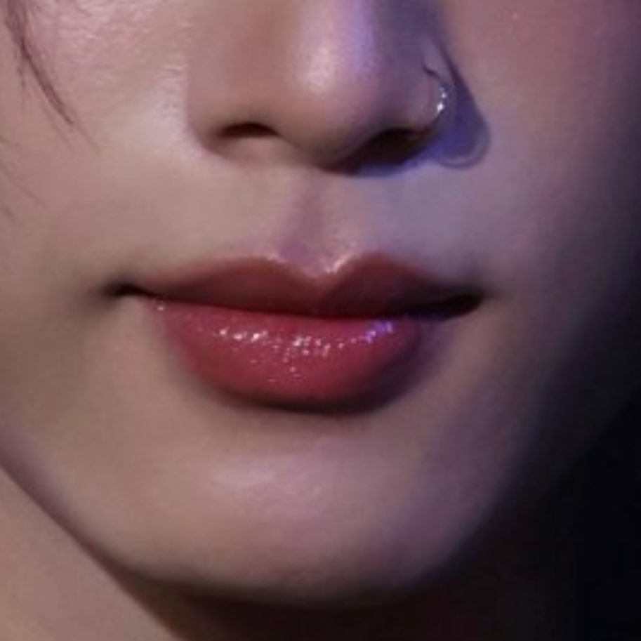 Bes_pxn's tweet photo. ปากน้องเน็กซ์วันนี้สวยแบบ สวยมาก ฉ่ำมาก
สีกำลังดี ทาเกินโตวอินนิดๆ สวยรับกับหน้า
สวยจนเพ้อ ฮือ จั๊นต้องบ้าไปแล้วแน่ๆ🫠🥹🫦
#NEXnattakit #Studio7xBUS #BUSbecauseofyouishine https://t.co/iNv5dyxg2B
