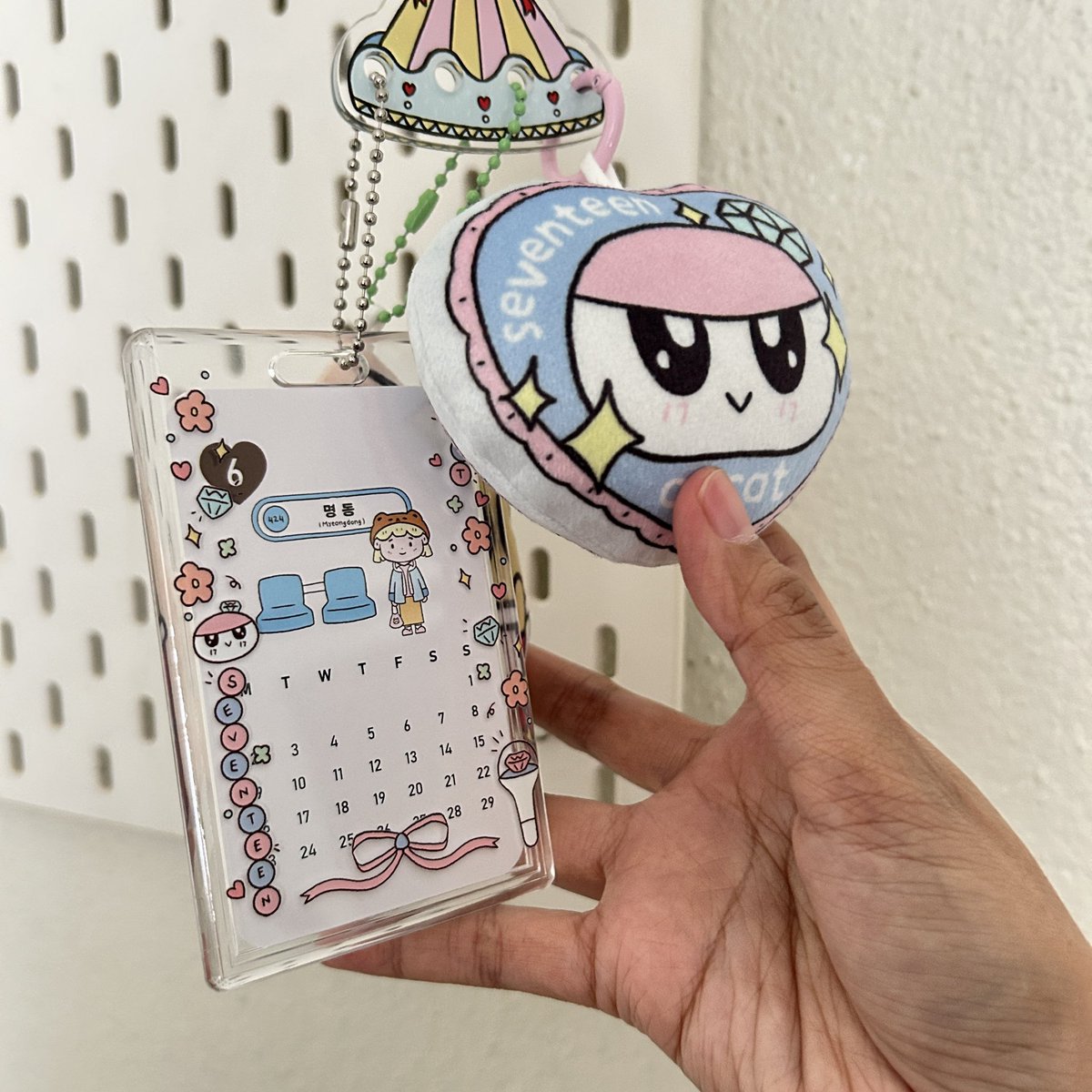 [help rt✨] Happy to announce that I’ll be at #29MemoriesWithKSY by <a href="/madebyteamsvt/">𝐌𝐞𝐦𝐨𝐫𝐢𝐞𝐬 𝐖𝐢𝐭𝐡 𝐇𝐨𝐬𝐡𝐢</a> on 22/6! Anyone interested to order anything and pick up on the day, can just DM me 🫶🏻☺️ stickers coming soon!

✨pillow keyring RM22
✨hoshi acrylic keyring RM15
✨pc holder RM13

#pasarseventeen