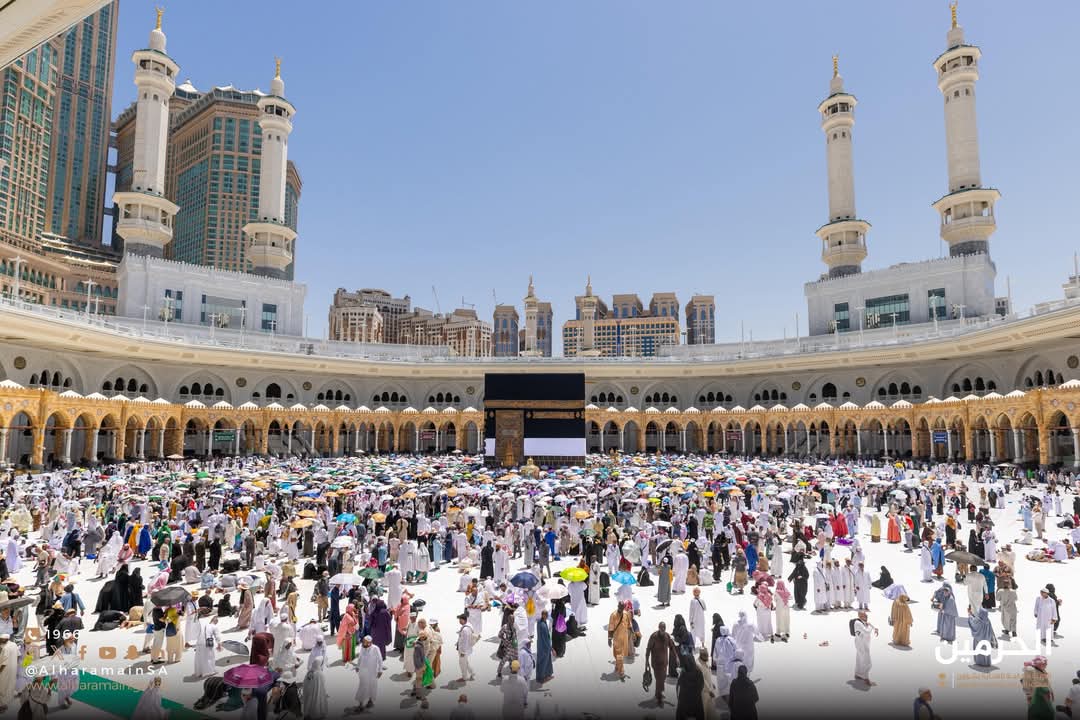 Haramain_KSA's tweet photo. As pilgrims finish their final rites, their hearts remain with the Kaabah — the journey ends, but the longing lives on.

#Hajj #Pilgrimage #Makkah #Kaaba #Haram #Islam #SaudiArabia https://t.co/bdcOgPkt29