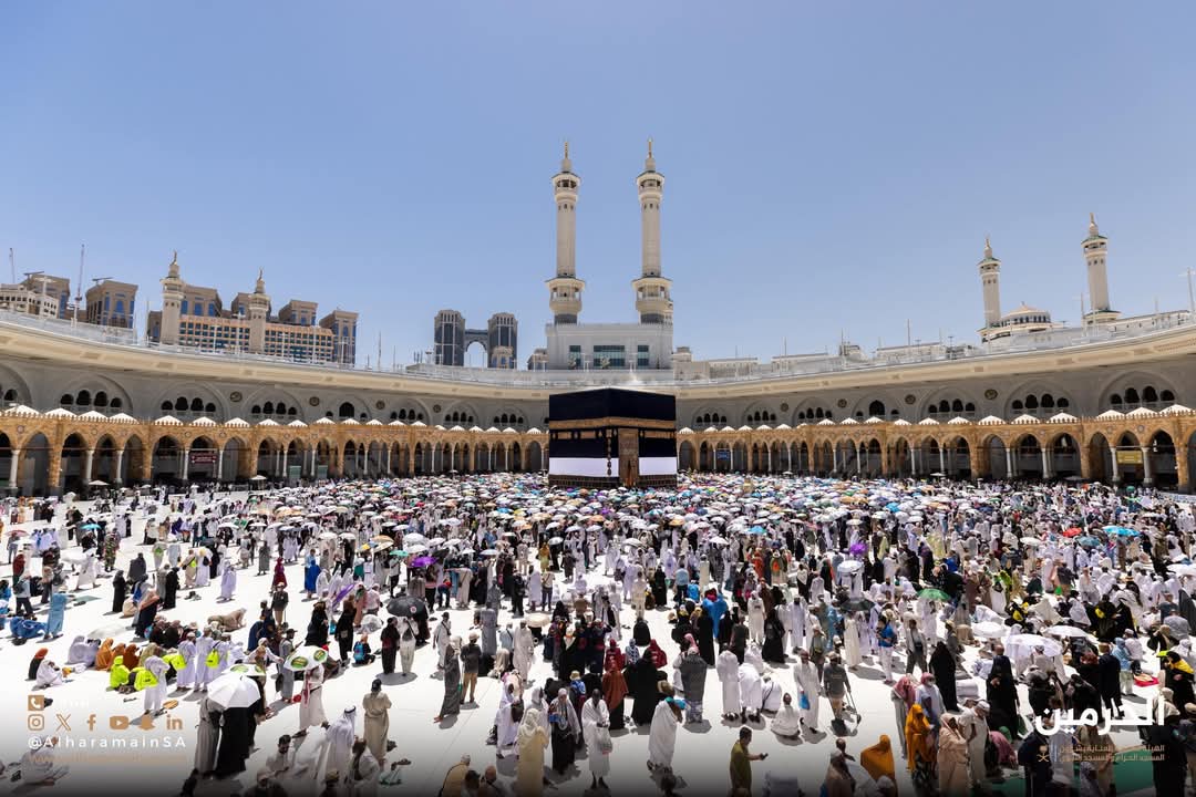 Haramain_KSA's tweet photo. As pilgrims finish their final rites, their hearts remain with the Kaabah — the journey ends, but the longing lives on.

#Hajj #Pilgrimage #Makkah #Kaaba #Haram #Islam #SaudiArabia https://t.co/bdcOgPkt29