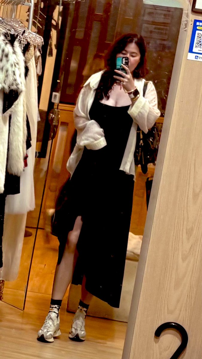 fall_0617's tweet photo. 厲害的鏡子🥰
這腿長 合理嗎？😂 https://t.co/nCo7dFxxYz