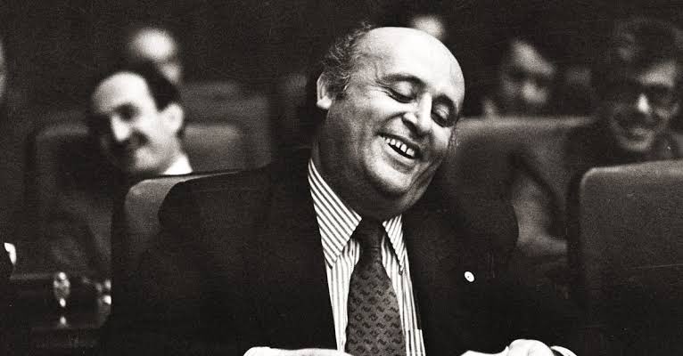 "Tamam Kürtlere kötü davranıyoruz da sanki Türklere iyi mi davranıyoruz."

Süleyman Demirel