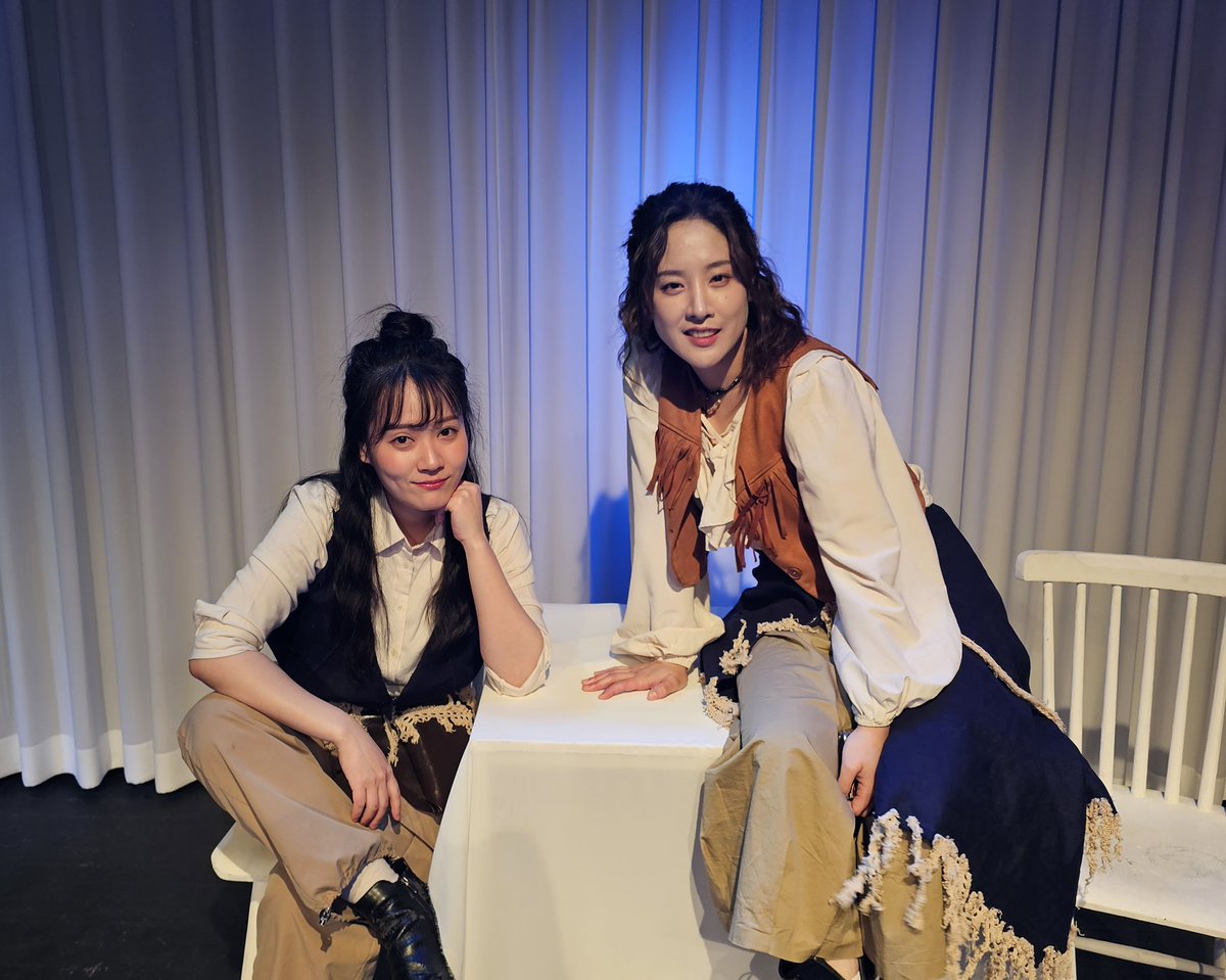 JustPlay_HADA's tweet photo. 연극 <인어의 손> 막공 기념✨

<인어의 손>을 즐겨 주신 관객 여러분께서도 반가우실👀
A팀과 B팀, 더블 캐스트의 귀엽고 화목한 컨셉샷을 공개합니다!🌊🩵 https://t.co/D11zjVG5M3