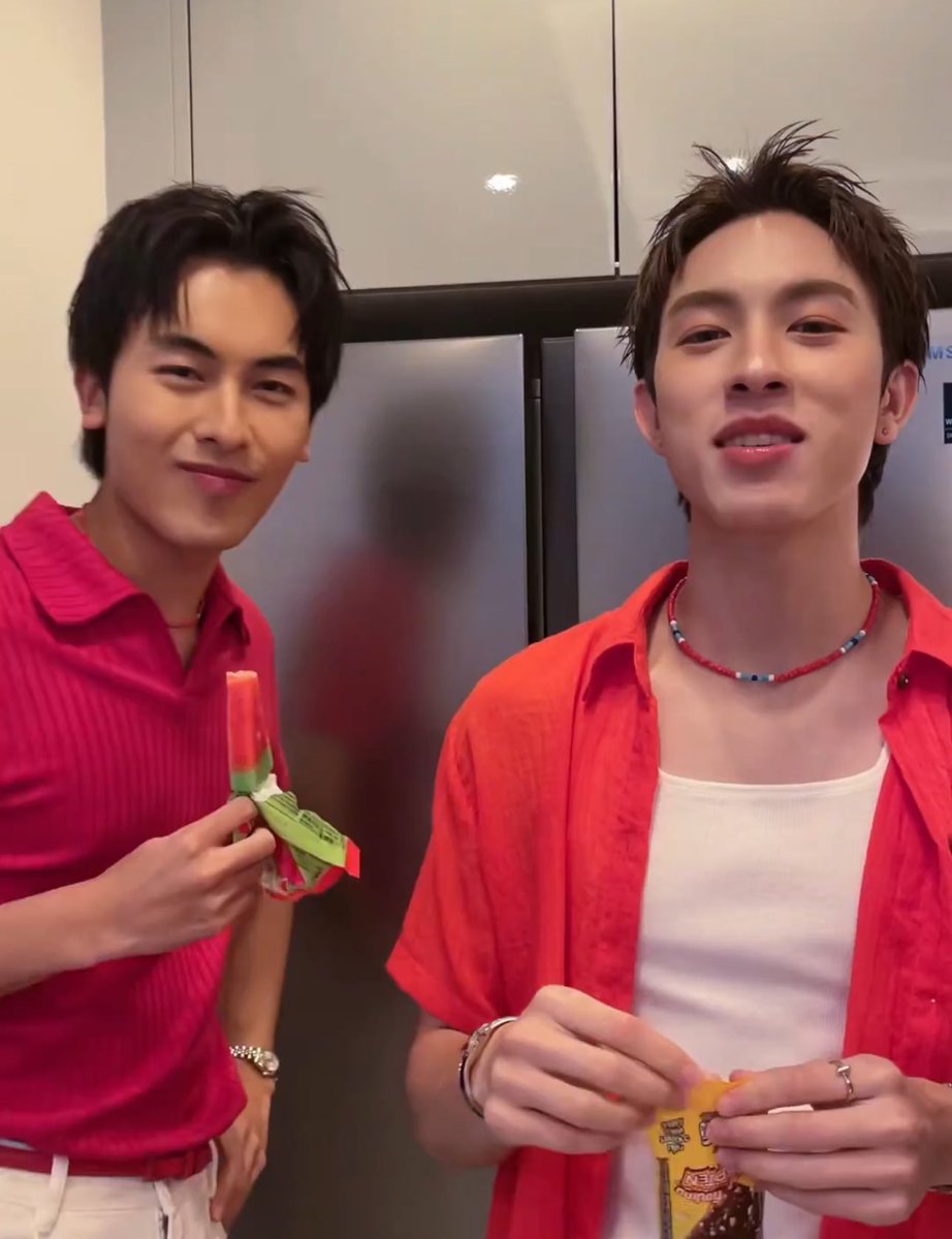 พวกพี่ใหญ่เล่นน้ำ ส่วนพวกน้องเล็กรีวิวไอติม โคตรรร555555555555555555555555555555555555555