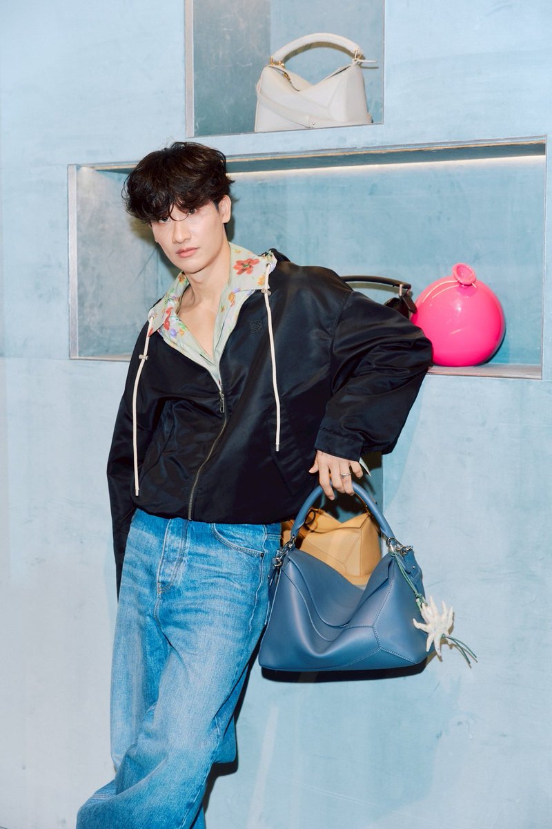 Siam_Paragon's tweet photo. เต ตะวัน วิหครัตน์ ร่วมงานเปิด LOEWE Puzzle 10th Anniversary Pop-Up ณ Hall of Fame ชั้น M สยามพารากอน

#LOEWExTayTawan #LOEWE #Tawan_V @Tawan_V #SiamParagon https://t.co/od5tiAJ1iM