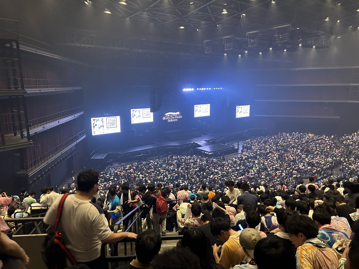 Take_fly_'s tweet photo. 最後の最後だけ参加して強い曲だけ回収しまくる葬式鉄レベル100みたいな事しましたがお疲れ様でした
kアリで眩耀夜行の綺麗な夜を見れてマジで感動した
一応ライブだしこっちの垢でもツイート
 #蓮ノ空4th102期卒業公演Day2 https://t.co/37sreIWqzj