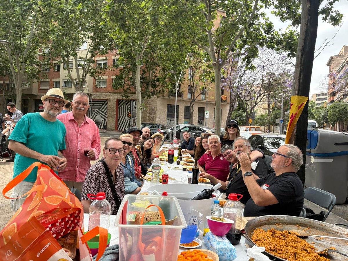🥘 Som a l'arrossada popular de la Festa Major del #FortPienc fent caliu i compartint activitats com aquesta amb les entitats que donen vida a la nostra ciutat!