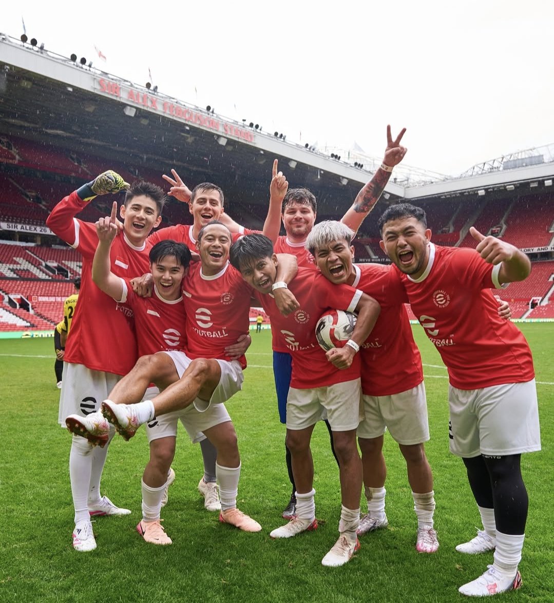 Steve JTB James (@stevejtb) on Twitter photo Scoring 2 goals and an assist as an honorary member of team Indonesia yesterday Vs Malaysia at Old Trafford.
Scoring at the Stretford End in the same corner as <a href="/jermainebecks83/">Jermaine Beckford</a>, running off and replicating his celebration of course. ๐ซถ๐ผ
Ayo Indonesia ๐ฎ๐ฉ
#LUFC Scoring 2 goals and an assist as an honorary member of team Indonesia yesterday Vs Malaysia at Old Trafford.
Scoring at the Stretford End in the same corner as <a href="/jermainebecks83/">Jermaine Beckford</a>, running off and replicating his celebration of course. ๐ซถ๐ผ
Ayo Indonesia ๐ฎ๐ฉ
#LUFC