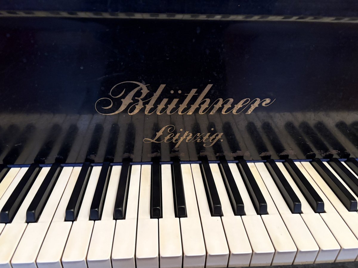 caneprocioneeee's tweet image. 今日の相棒。
年季の入ったブリュートナー。
よく調整された楽器とコンサートホールで弾くのもいいけど
味のある響きがする完璧ではない楽器でその日お会いした人と対話するように化学反応が起きるサロンコンサートも良い💗🌷🍃
#blüthner