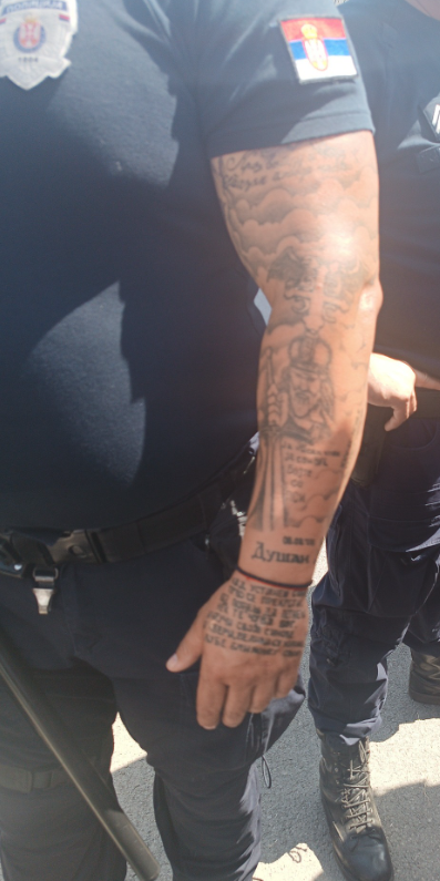 Од кад полицајци смеју да имају тетоваже? Или сам ја то нешто пропустио...