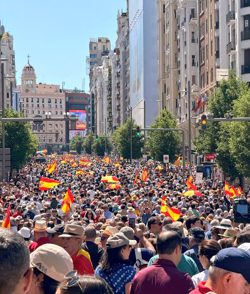 davidbravo_97's tweet photo. Así estaba Gran Vía hacia Plaza de España. Te mienten con lo que ha pasado hoy mismo, imagina con lo demás 👇🏻 https://t.co/5NjQbQ0X3n