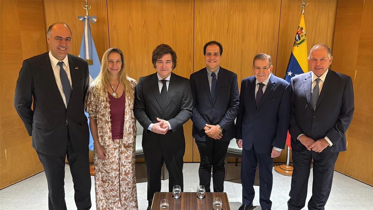 Edmundo González (@edmundogu) on Twitter photo Hoy en Madrid me reuní con el presidente Javier Milei, <a href="/JMilei/">Javier Milei</a> quien ha demostrado que la defensa de la democracia es una tarea compartida.
En un día marcado por la violencia en Colombia, conversamos sobre la urgencia de fortalecer la región con valores democráticos, cooperación Hoy en Madrid me reuní con el presidente Javier Milei, <a href="/JMilei/">Javier Milei</a> quien ha demostrado que la defensa de la democracia es una tarea compartida.
En un día marcado por la violencia en Colombia, conversamos sobre la urgencia de fortalecer la región con valores democráticos, cooperación