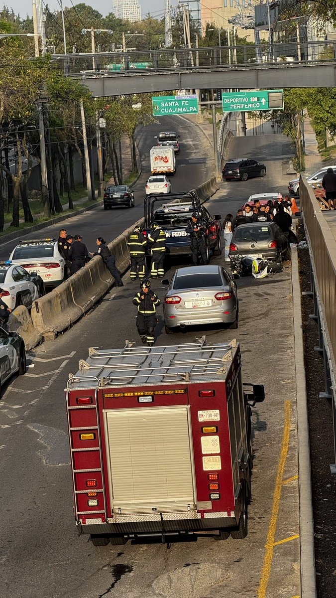 Motoneto se embarra con auto estacionado en Costituyentes dirección Santa Fe a la altura de Chapultepec tercera sección, no afecta tanto la vialidad <a href="/c4jimenez/">Carlos Jiménez</a> <a href="/MrElDiablo8/">JORGE BECERRIL JB/8</a>