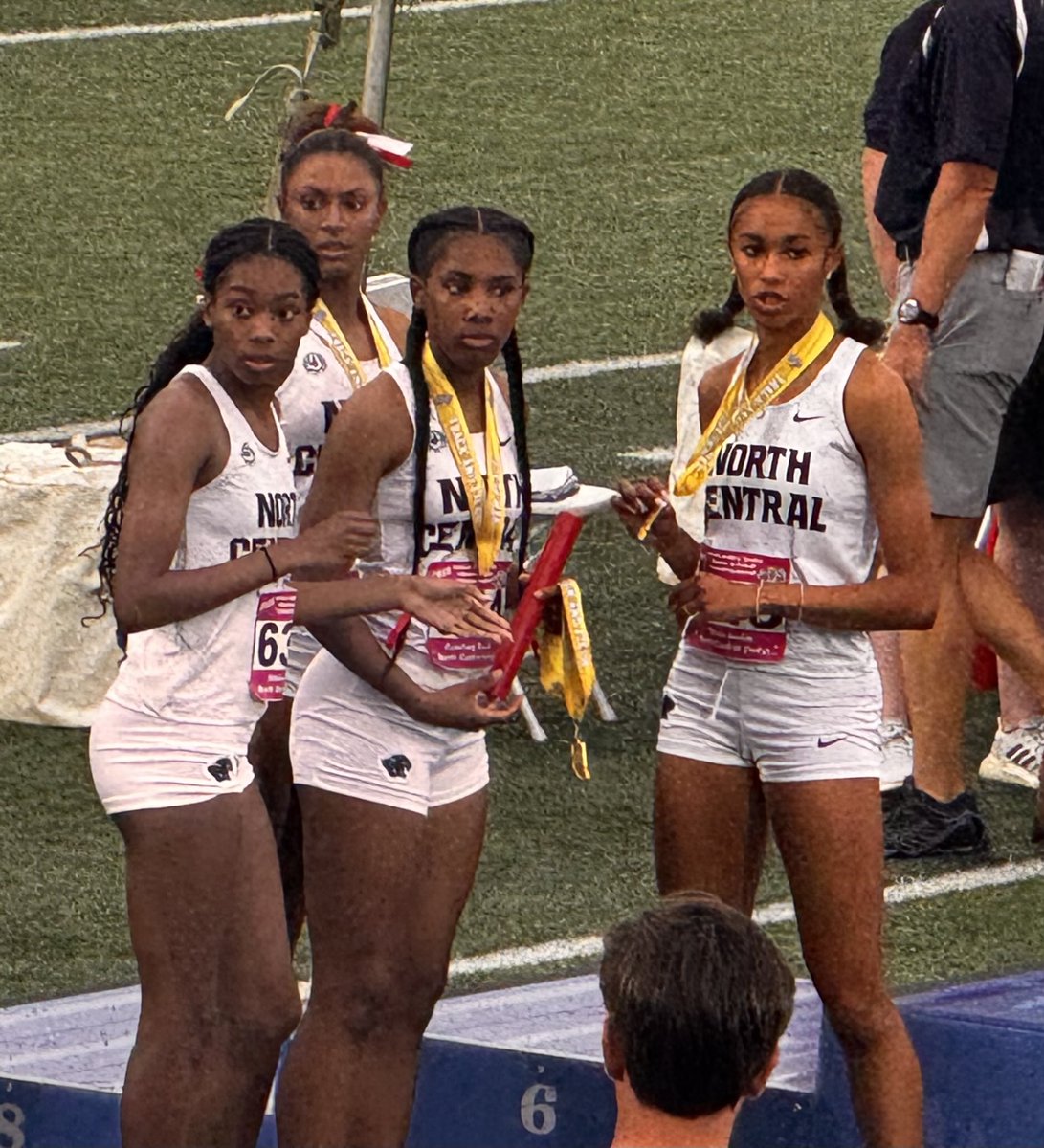 bconfident9's tweet image. Seasons best (4x100 relay) plus 3 School Records broken Saturday Night at the state meet. Top left 400 meter relay 46.97.
🚨School Records broken 🚨Top rt Kaelina Matthews 800 meters 2:12.61, bottom left Athena Dixon 300 meter hurdles 43.59, Bottom Right 4x800 meter relay 9:12.91