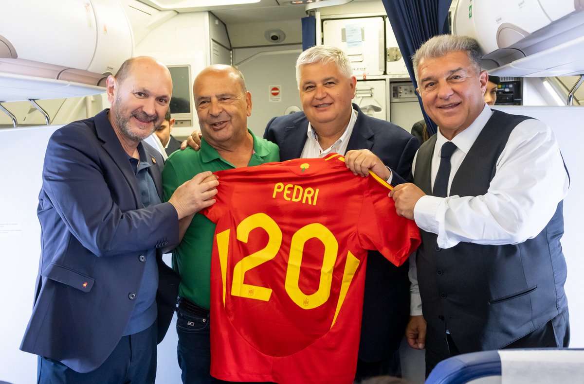 📸 La <a href="/rfef/">RFEF</a> homenajea durante el viaje a Múnich a los clubes donde se formaron las estrellas de la @SeFutbol 🇪🇸

➡️ Rafael Louzán y los presidentes de las federaciones territoriales han entregado una camiseta con el nombre de cada futbolista a los responsables de las entidades en