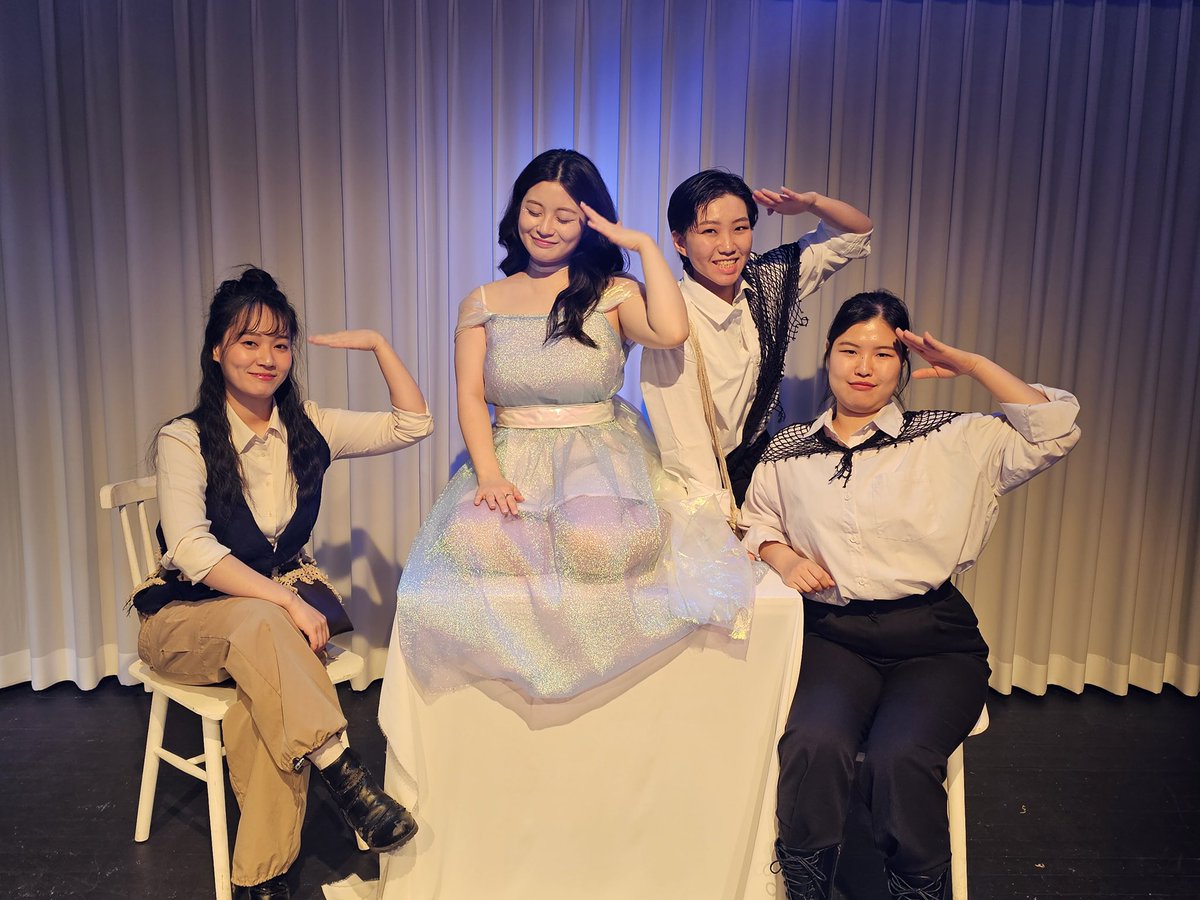JustPlay_HADA's tweet photo. 오늘 들려 드릴 실비아의 이야기는 여기까지입니다.
다음 시간에 또 만나요!💗🎶

#극단_하다 #연극 #인어의손 https://t.co/9WMk6iib7G