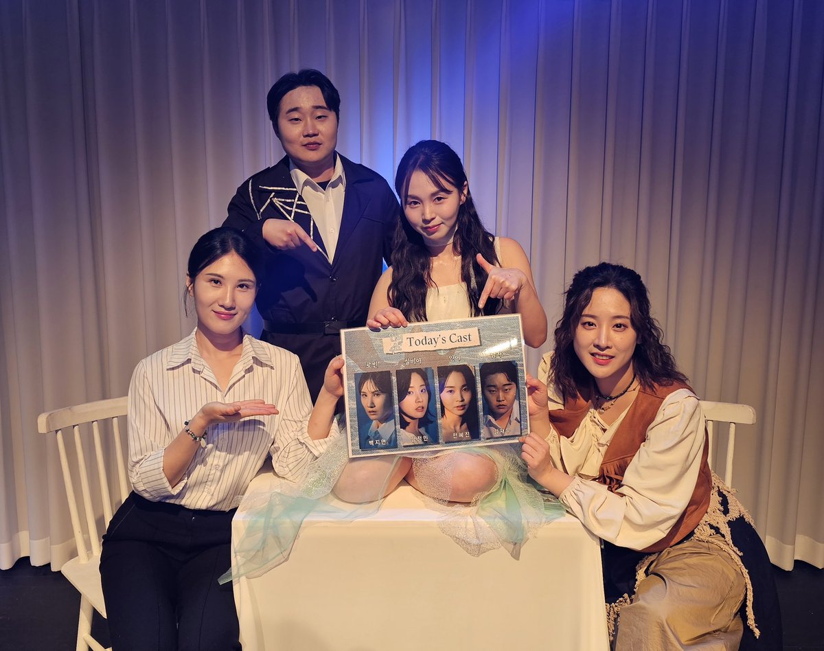 JustPlay_HADA's tweet photo. 오늘 들려 드릴 실비아의 이야기는 여기까지입니다.
다음 시간에 또 만나요!💗🎶

#극단_하다 #연극 #인어의손 https://t.co/9WMk6iib7G