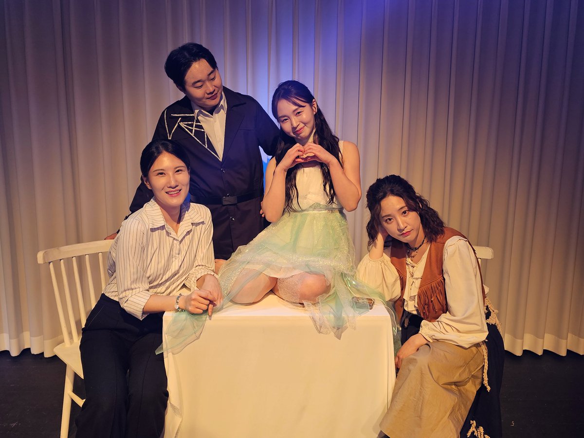 JustPlay_HADA's tweet photo. 오늘 들려 드릴 실비아의 이야기는 여기까지입니다.
다음 시간에 또 만나요!💗🎶

#극단_하다 #연극 #인어의손 https://t.co/9WMk6iib7G