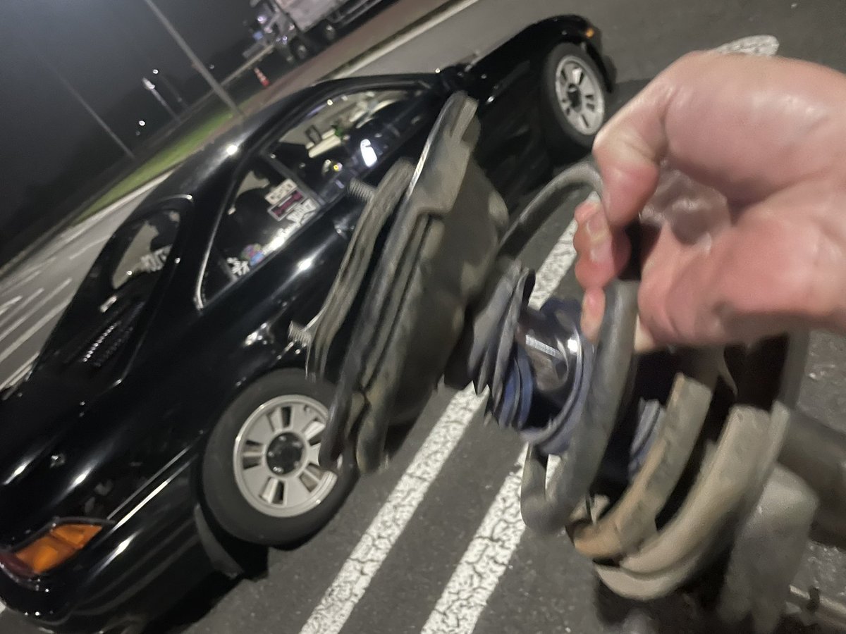 足折れたツイートから10分で連絡来てその日の晩に特急便でスペアの脚が確保できる世界