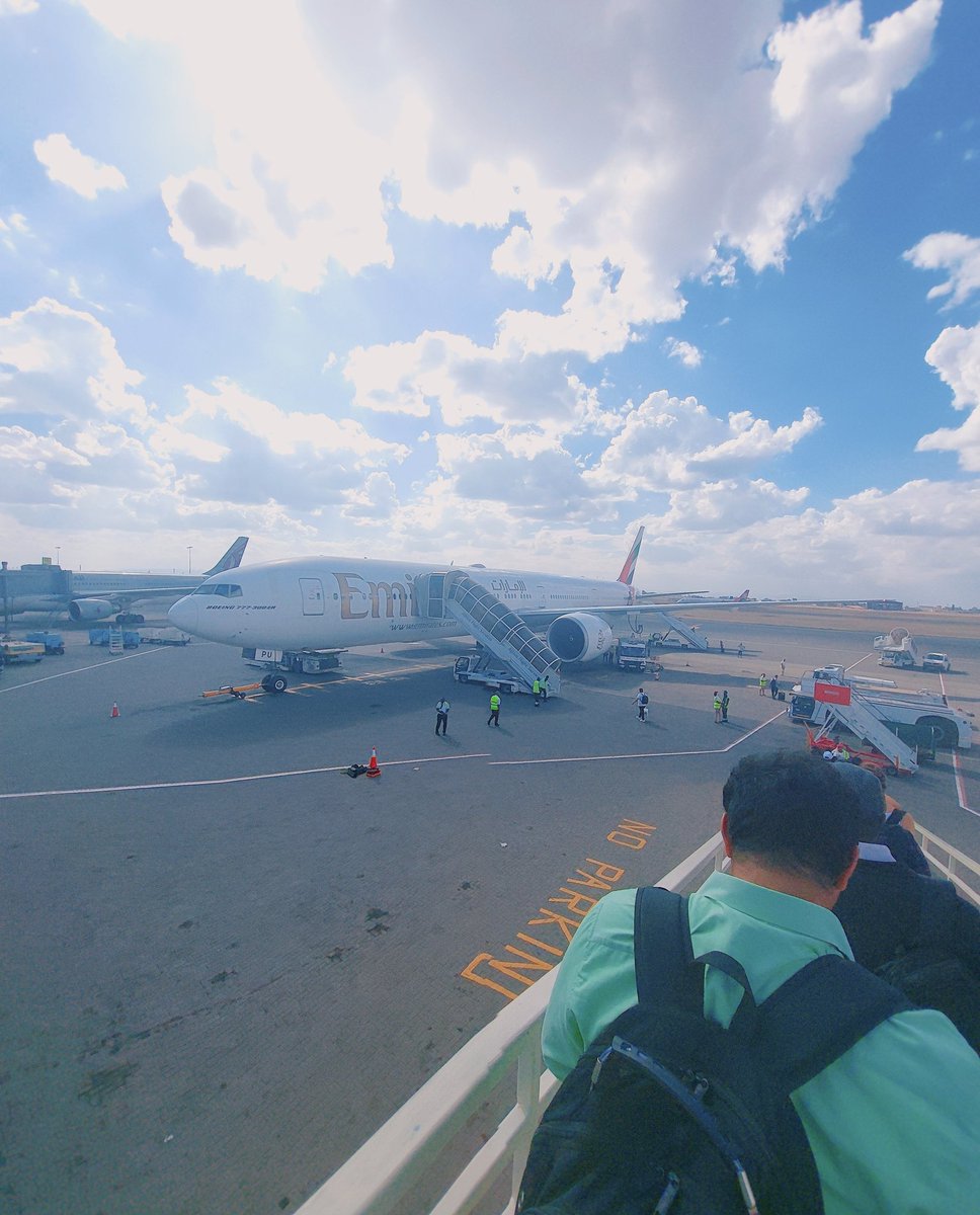 yulemrasta's tweet photo. Ndio Nafika pale #dubaicity kidogo..lakini isiwapee pressure, naweza kua nime photoshop ndio ni wachoche....lakini si mni wish a safe flight? 🙏🏾 https://t.co/OHY2ALOw5V
