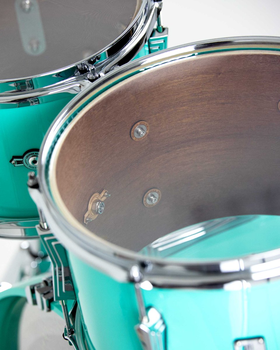 Lounge Series blends vintage-inspired warmth with modern craftsmanship 🥁

Turquoise with a story. Named after Cornwall’s iconic clay mines, Gunheath Blue combines vibrant colour with a rich, high-gloss finish 💙 

#lounge #britishdrumco #madeinbritain #drumkit #drumset