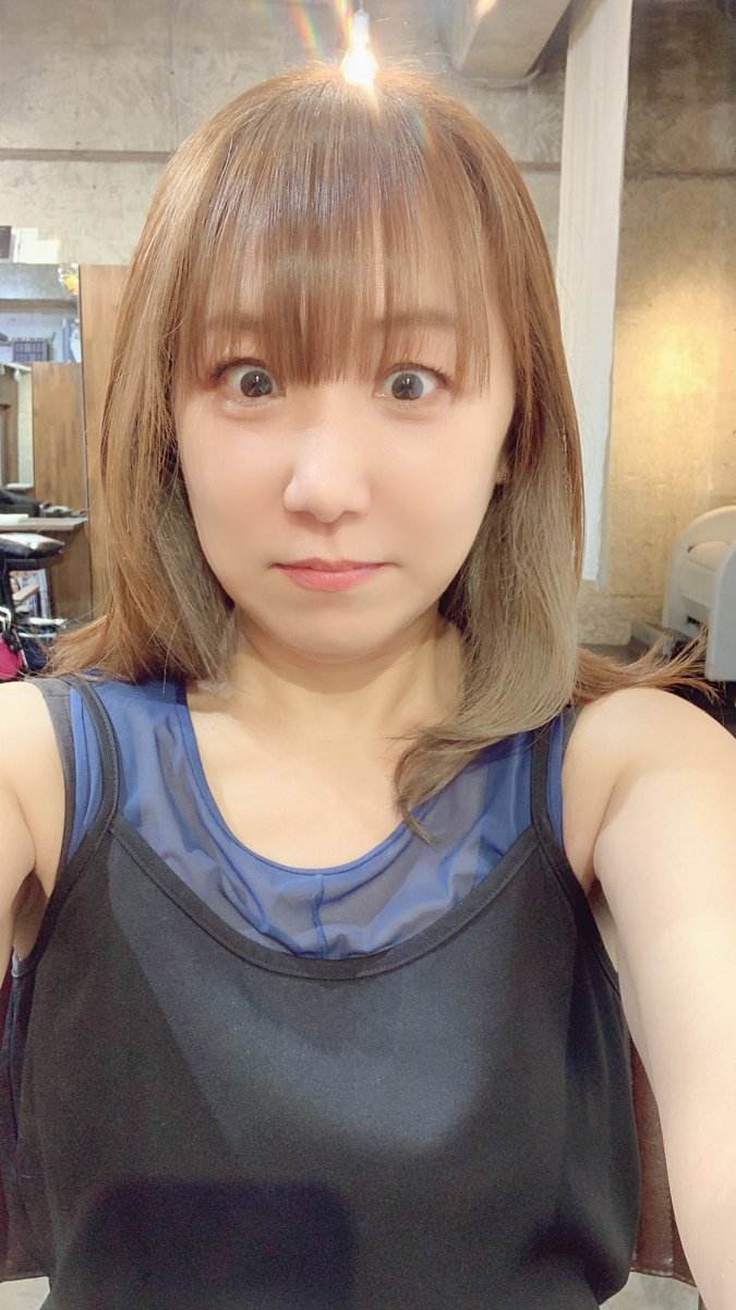 cherry2_s's tweet photo. 美容院行ってきたよ〜
写真気合い入れて目を開き過ぎ笑
疲れたかんじから生き返った〜✨
たくまくんも午前中にモヒカンにしてサイドピカッてた✨
#中目黒 #nv7 #担当親戚 #takuma https://t.co/LGhyj1fQ9B