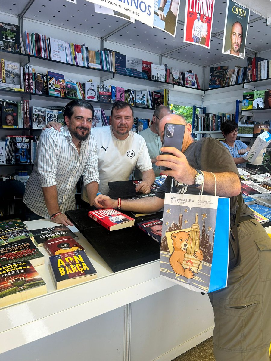 iwanvargas's tweet image. ¡Vaya pasada! Día sensacional rodeados de amigos en la FERIA DEL LIBRO firmando ejemplares de #ETERNOS. @rubenuria @RocaEditorial @penguinlibros ¡Os esperamos a todos! amazon.es/Eternos-Simeon…