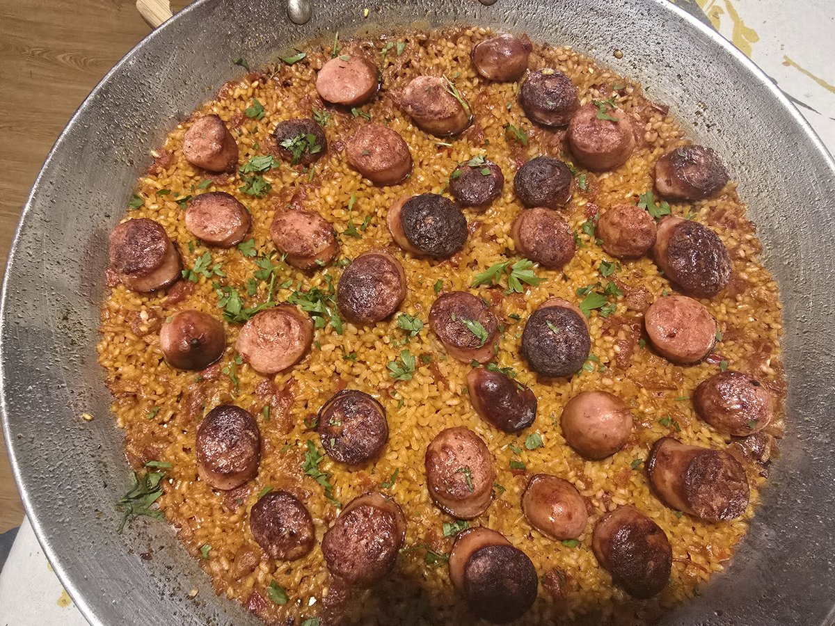 Paella con chourizo branco e curri vermello.

Paella amb botifarra blanca i curri vermell.

Paella txistorra zuriarekin eta curry gorriarekin.

#homemade #homefeito #nacasiña #paella
