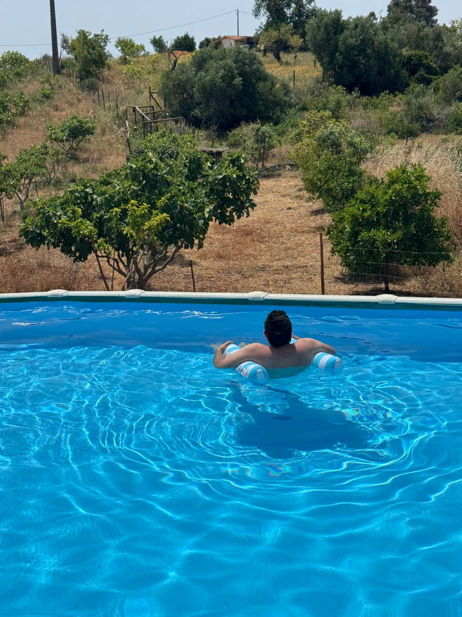 📍Localização: numa piscina algures no meio do campo, com 33ºc à sombra.