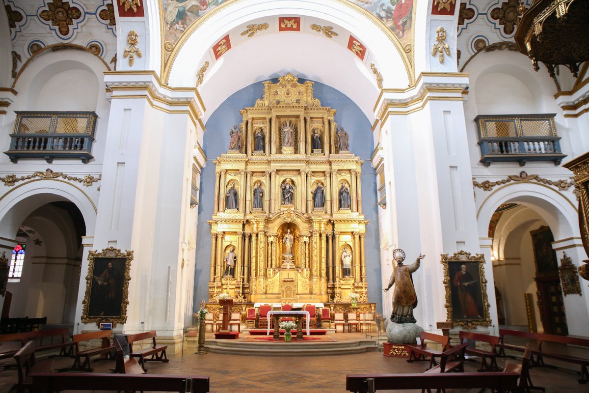 UniJaveriana's tweet photo. Hoy, en nuestras #PostalesJaverianas 💛💙 nos transportamos a la Iglesia de San Ignacio ⛪. Construida entre 1610 y 1635, esta joya colonial de la Compañía de Jesús destaca por su altar mayor y capillas llenas de arte e historia. 

Esta iglesia acogerá algunas de las ceremonias de la Asamblea #IAJU2025.