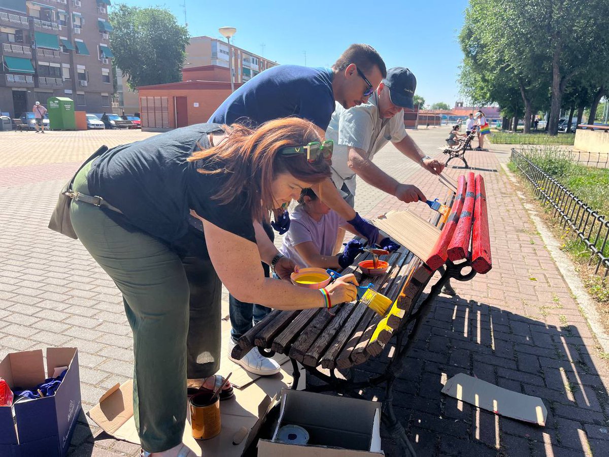 Ayuntamiento de Parla (@aytoparla) on Twitter photo Hoy la Plaza de España #Parla se ha pintado de Arcoíris y es que enmarcado dentro de la programación del orgullo LGTBIQ+ se han pintado los bancos de esta plaza. El Alcalde <a href="/Ramonjurado/">Ramón Jurado</a>,la edil de Igualdad <a href="/marinamorlopez/">Marina Morcillo López</a> y el edil <a href="/CorreaBarbado/">Andrés Correa Barbado</a> han participado en esta acción Hoy la Plaza de España #Parla se ha pintado de Arcoíris y es que enmarcado dentro de la programación del orgullo LGTBIQ+ se han pintado los bancos de esta plaza. El Alcalde <a href="/Ramonjurado/">Ramón Jurado</a>,la edil de Igualdad <a href="/marinamorlopez/">Marina Morcillo López</a> y el edil <a href="/CorreaBarbado/">Andrés Correa Barbado</a> han participado en esta acción