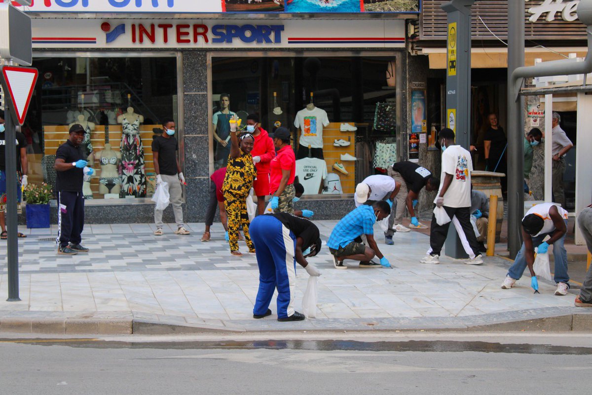 🧹 Arranca la campaña de la comunidad de ghaneses, apoyada por el Ayuntamiento de #Lorca, para concienciar de no tirar chicles al suelo.

👉🏻 Unas trescientas personas han retirado con rascadores estos residuos del suelo de la Plaza del Óvalo y de las calles Jerónimo Santa Fe,