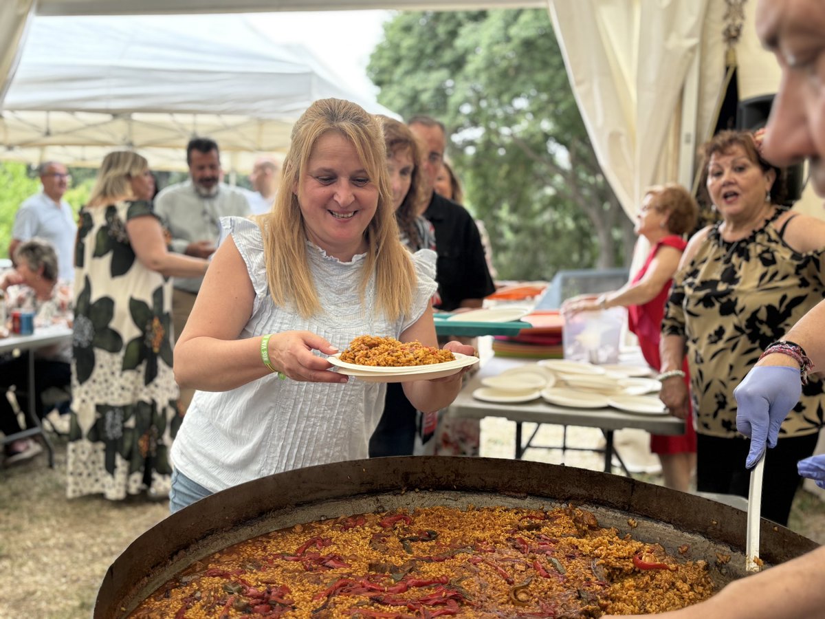 Hoy hemos asistido a una jornada cargada de tradición, fe y sentimiento andaluz. 

Hemos compartido una comida de Hermandad con una espectacular paella. 

Seguiremos al lado de quienes mantienen vivas nuestras costumbres.