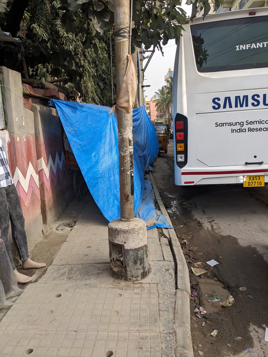 mayur007cnc's tweet photo. @BBMPofficial Dear @BBMPofficial , this is the situation of the footpath in mahadevapura.
Most of the footpath leading from Ghoshala to Garudacharpalya has been occupied by the local vendors and incomplete works of bbmp which leads to the commoner to walk on the already congested road. https://t.co/fkicMfXM07