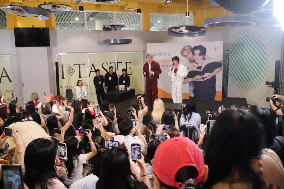 thaitaste2024's tweet image. ไทยเทสต์ขอขอบคุณ SMARTBOOM ที่มาเขย่าหัวใจชาวเรา และแฟนคลับทุกๆคน ทำให้มีวันแห่งความทรงจำที่น่าตื่นเต้นและแสนประทับใจในวันนี้ 

หวังว่าโอกาสหน้า THAI TASTE จะมีโอกาสได้สร้างรอยยิ้มและเสียงหัวเราะแบบนี้ให้กับทุกคน ในครั้งต่อๆไปอีกนะคะ 🧡

08.06.2025

#smartboom #THAITASTE #MBK