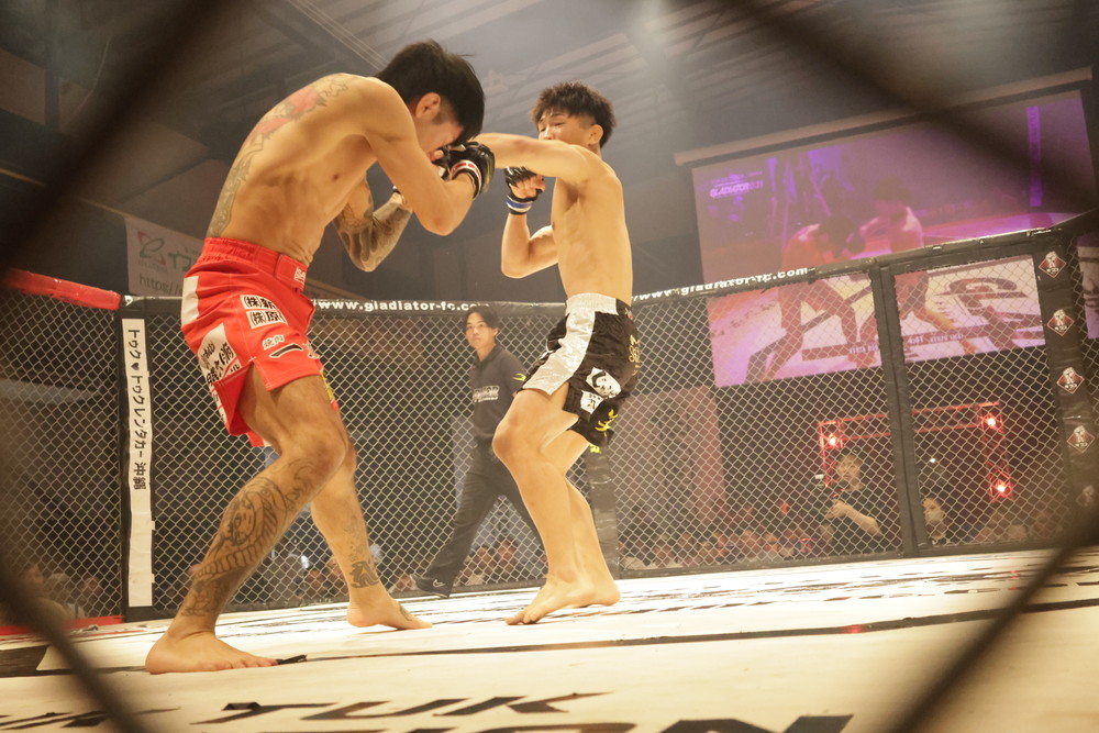 fightersspirits's tweet photo. 第17試合 GLADIATORフライ級挑戦者決定戦 5分3R
×久保健太（GSB多治見）
〇今井健斗（マーシャルアーツクラブ中津川）

#MMA #MMA大会 #GLADIATOR #グラジエーター #GLADIATOR31 #GLADIATOR_31 #GLADIATOR031inOSAKA #GLADIATOR_031_in_OSAKA #グラジエーター31 #BEBET #BODYMAKER #THE1TV https://t.co/Q7525aAyqB