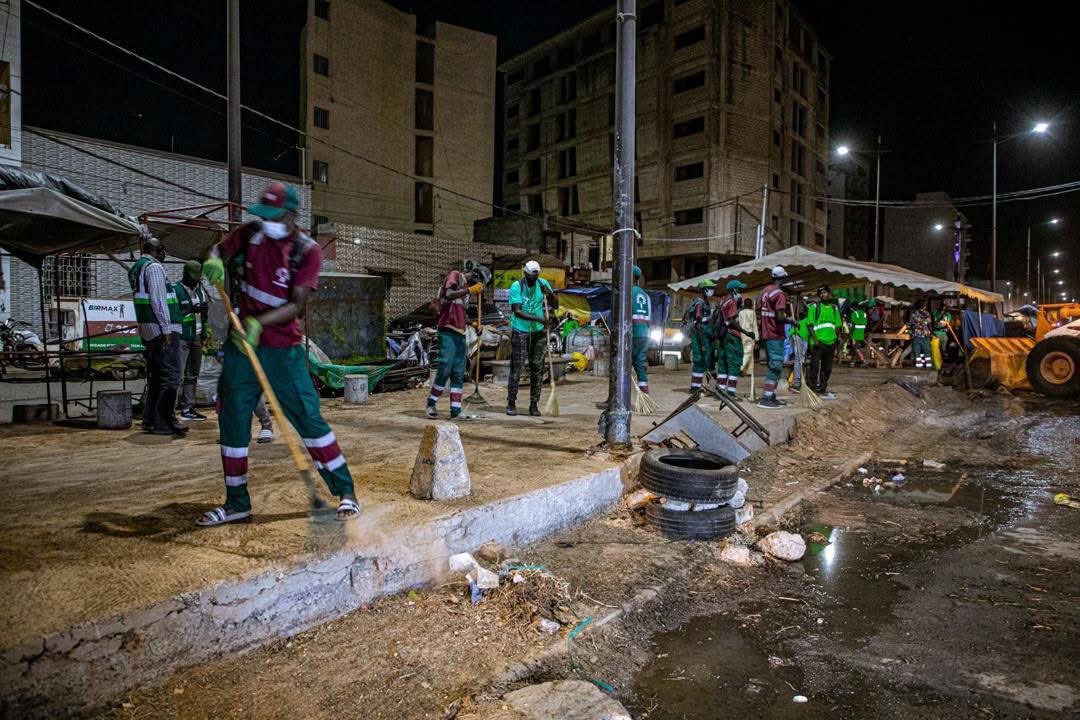 Suivi des opérations nocturnes de nettoiement par le Ministre <a href="/FofanaBala/">Moussa Bala Fofana</a> en ce jour de Tabaski, aux côtés des agents de la <a href="/sonagedsa/">SONAGED S.A</a>.