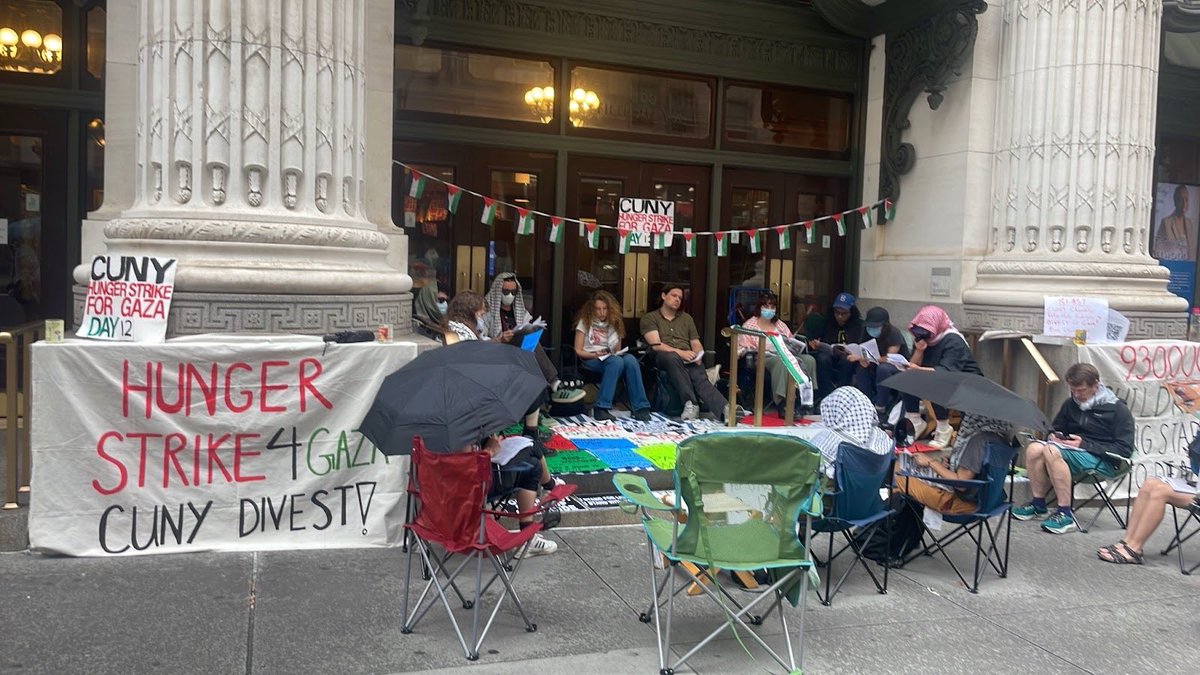 Day 12 of the CUNY Hunger Strike for Gaza—the rain didn’t stop supporters from showing up at the steps of the Graduate Center for another full day of public programming, solidarity with Palestine liberation, and resistance. A 🧵
Read full dispatch here: tinyurl.com/cunyhsdispatch