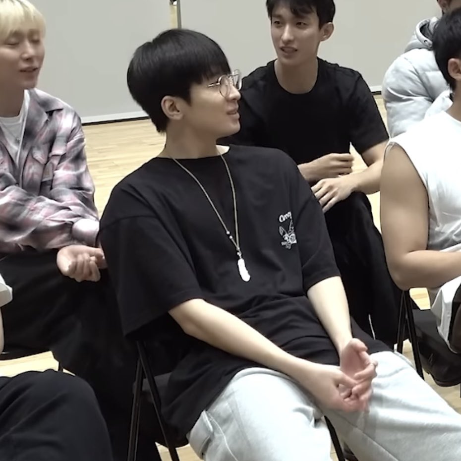 jwvvoo's tweet photo. ㅋㅋ이 옷이래
전원우 맞구나 검은종쿤 https://t.co/8wRvXttGHe