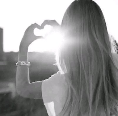 أحيانا
لا يكون الوجع في الفقد
بل في أنك ما زلت تحب
وتشتاق وتتمنى
لشخصٍ لم يعُد يراك كما كان
أن تكون حاضرا في قلبك
وغائبا في حياته
أن تضحّي وتنتظر
ولا يأتي
وهنا فقط
يصبح الصمت
لغة العاشقين المنسيين
ويصبح الحب
عبئا لا يُحكى
بل يُخبأ في زوايا الروح 
عيدكم مباركه