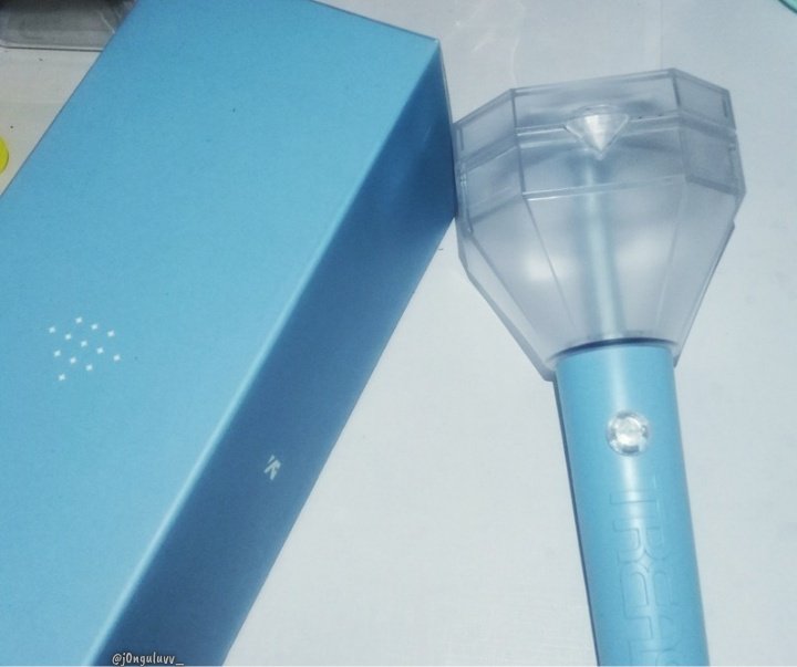 j0nguluvv_'s tweet photo. ୨ৎ─⋆ . .🫧 happy mails! ᯓ★

from : @bintangyoi 

OFFICIALLY MINE!! 🥹 akhirnya... bisa ngerasain megang teulight.. beneran kayak mimpi rasa nya... secantik ituu, warna biru warna favorit kuuu 🥹🫶💙 cantik banget heii.... π_π (nangisss, cantik bangett 😩) https://t.co/f8ELaTiHCL