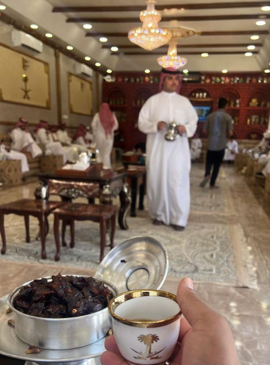 من العادات الأصيلة والتقاليد  الكريمة في منطقة #الجوف ومعظم المناطق والمحافظات والقرى الشمالية، أن أفراح العيد تستمر لأربعة أو خمسة أيام، تتوالى خلالها الولائم والمناسبات في أوقات الظهيرة والمساء، وسط أجواء تغمرها المحبة، وتتجسّد فيها قيم الطيب والكرم لأبناء وطننا الغالي 
🇸🇦