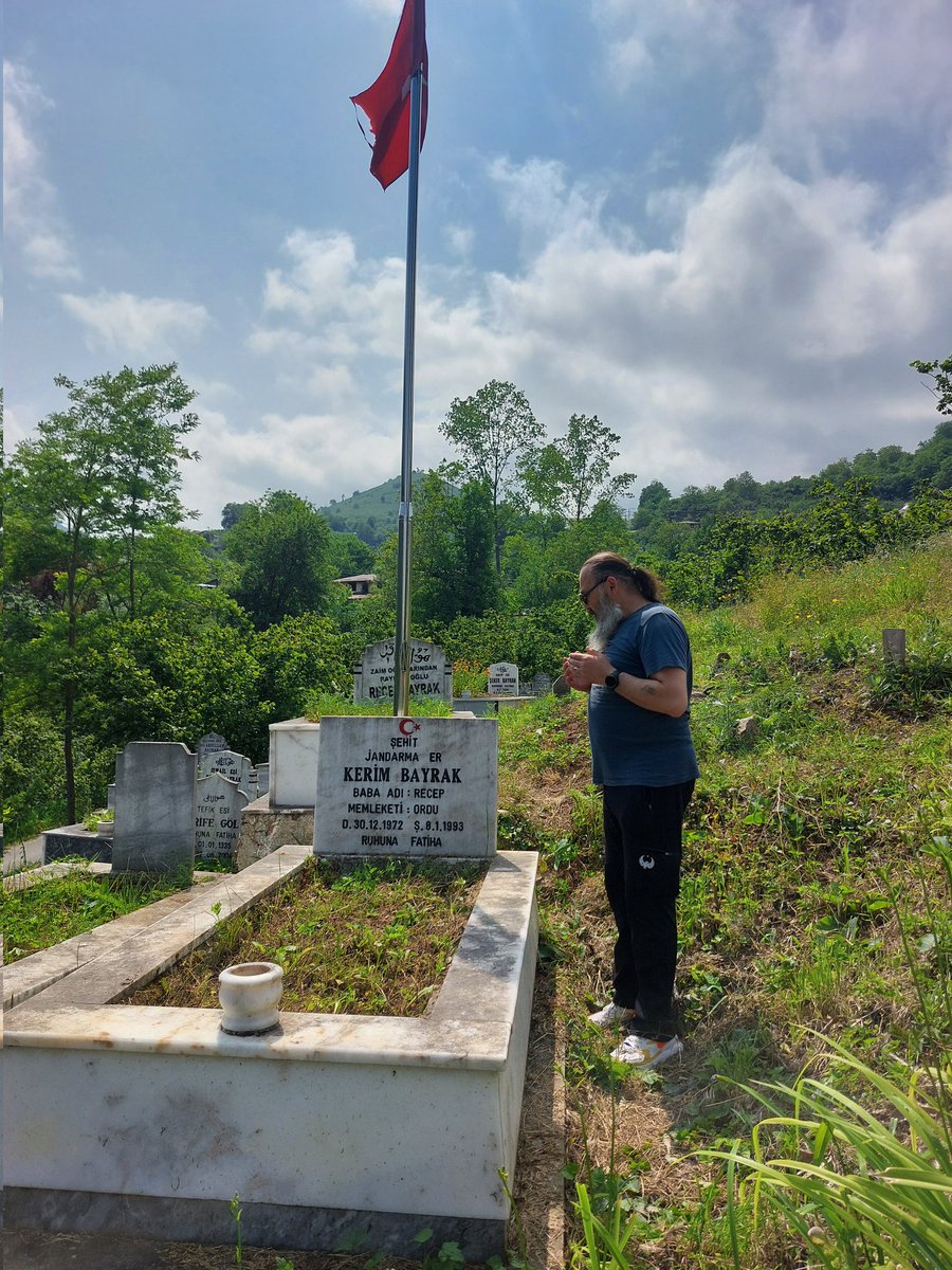 "Baba, oğullarını Şehit veren babalar çok erken ölmüş" dedi kızım. 

Herhalde, Analar acılarını en azından dışa vurabiliyor.  Baba ise içine kanata kanata  bitiriyor kendini. 

Şehidimiz Jandarma Er Kerim Bayrak. Babası ile önlü arkalı yatıyorlar. 
Aziz ruhları Şad olsun.