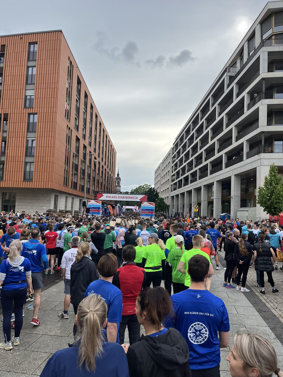 FF_Cossebaude's tweet photo. Wir waren dabei. Vergangenen Mittwoch traten zwei Teams der Cossebauder Feuerwehr bei der Rewe Team Challenge an. Vom Wetter verschont erreichten unsere Läufer trocken und mit super Zeiten das Rudolf-Harbig-Stadion. https://t.co/1W2wIrVIZm